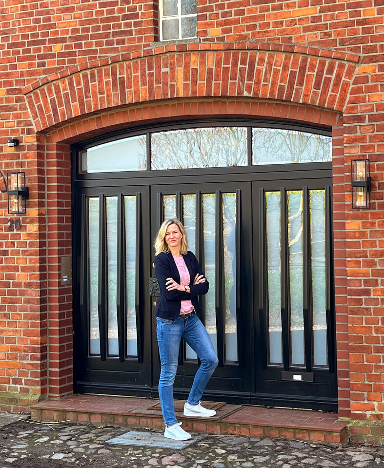 Celia Koss vor dem Eingang der Kanzlei am Deich in Thedinghausen
